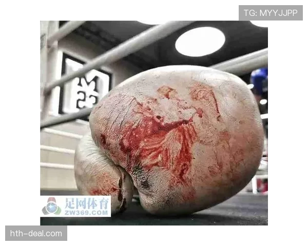 徐灿训练完直接去菜市场砍价，拳套还没摘